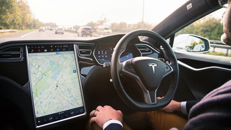 Tesla propone la prova gratuita di Autopilot
